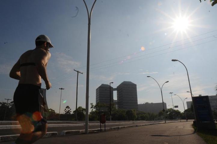 Porto-alegrenses aproveitaram o sol para praticar exerc&iacute;cios &agrave;s margens do Gua&iacute;ba