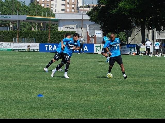 Gr&ecirc;mio treina com bola no est&aacute;dio Ol&iacute;mpico