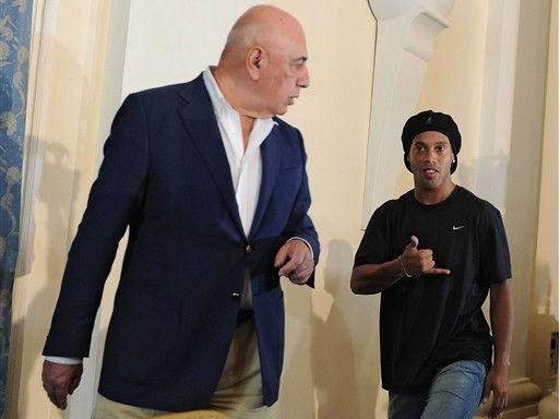 Para Galliani, Ronaldinho est&aacute; 99,9% no Flamengo