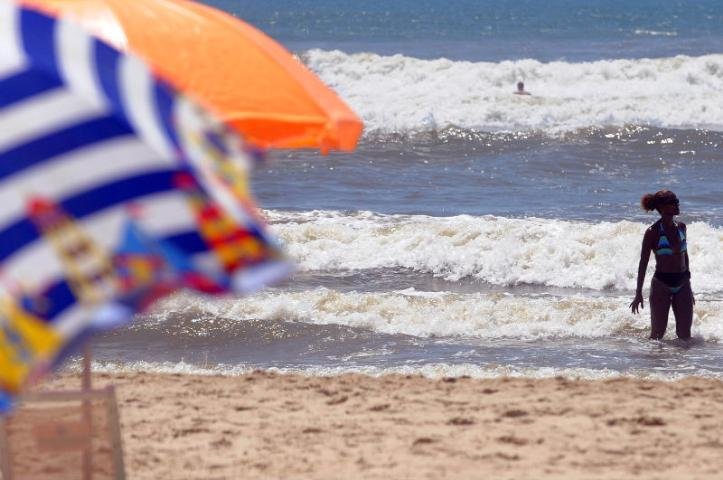 Praias seguem lotadas neste domingo
