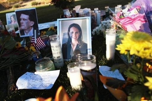 Diversas pessoas prestaram homenagens a v&iacute;timas de atirador em Washington