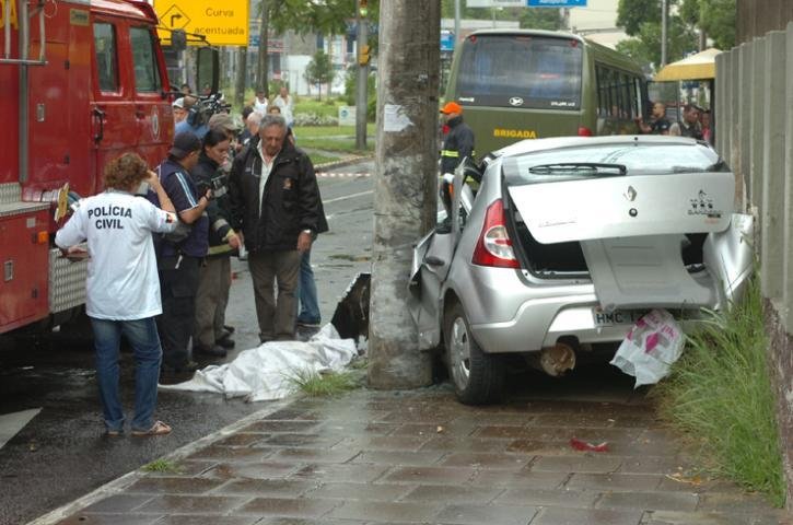 Tr&acirc;nsito chegou a ficar em meia pista na avenida