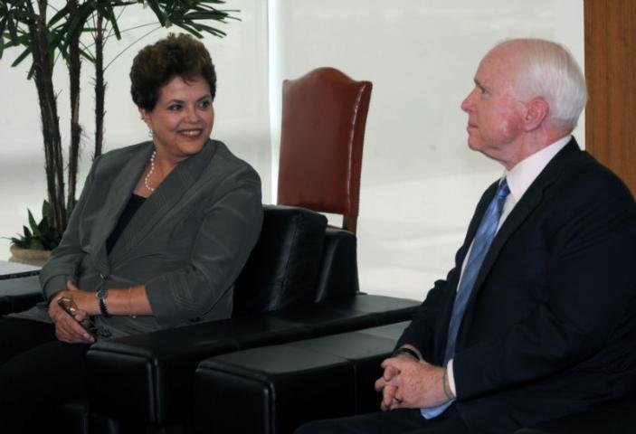 McCain visita Dilma e entra no lobby para vender ca&ccedil;a dos EUA ao Brasil