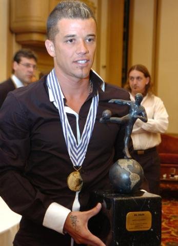 D&acute;Alessandro recebe trof&eacute;u de Melhor Jogador das Am&eacute;ricas ao lado do t&eacute;cnico do Uruguai