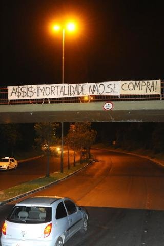 Faixa de torcedores do Gr&ecirc;mio manda recado para Assis