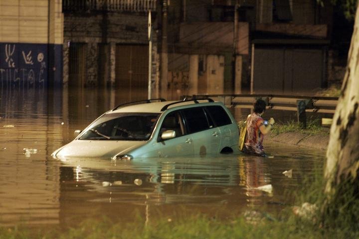 Chuva causa deslizamentos e seis mortes na Grande SP