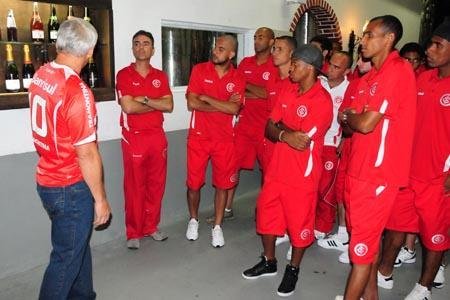 Plantel vermelho foi guiado pelas depend&ecirc;ncias da Aurora pelo en&oacute;logo Fl&aacute;vio Z&iacute;lio