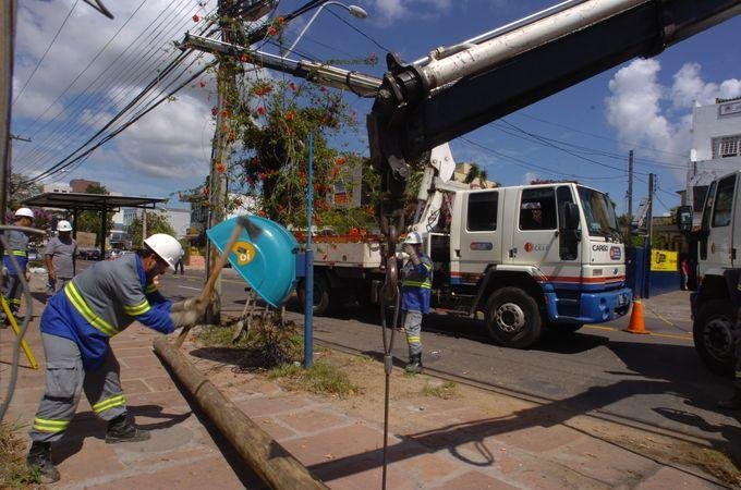 Bloqueada via na Capital em raz&atilde;o de risco de queda de poste