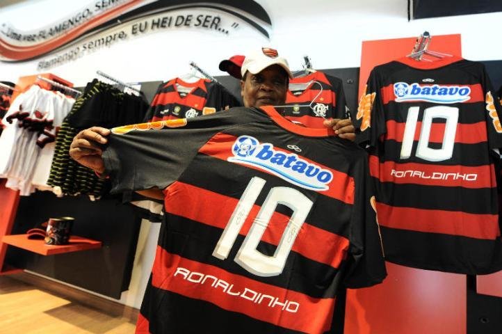 Loja do Flamengo montou uma vitrine especial com camisas do craque