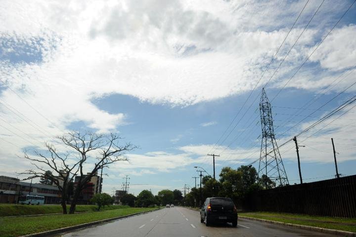 Sol apareceu forte no c&eacute;u de Porto Alegre minutos depois do t&eacute;rmino do temporal