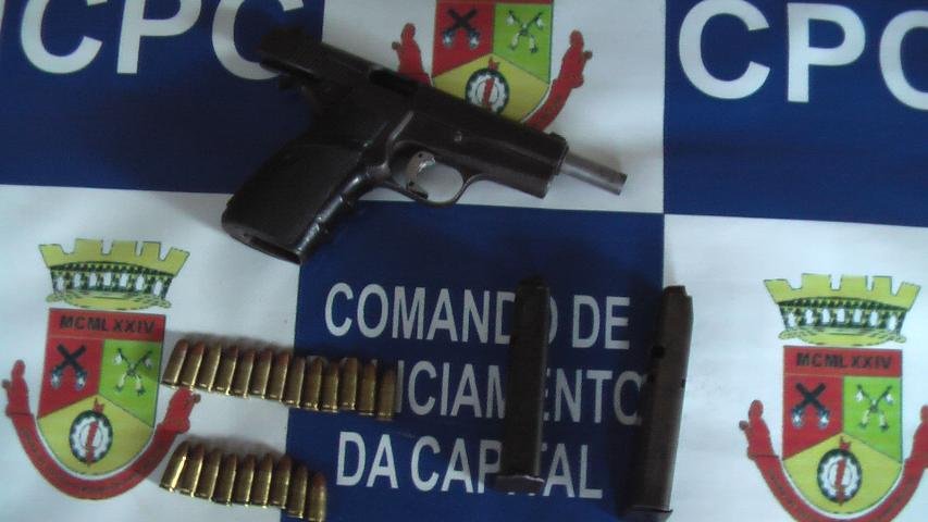 Em Porto Alegre, os PMs tamb&eacute;m localizaram uma pistola