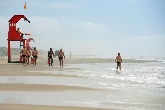 Com o n&uacute;mero reduzido de veranistas, os salva-vidas aproveitaram a manh&atilde; para fazer treinamento em Tramanda&iacute;