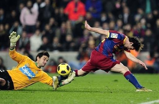 Barcelona goleia na Copa do Rei e Messi marca tr&ecirc;s vezes