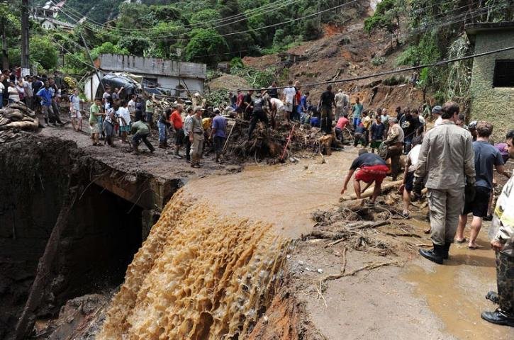 Estradas ficaram inutilizadas com a grande quantidade de lama e &aacute;gua