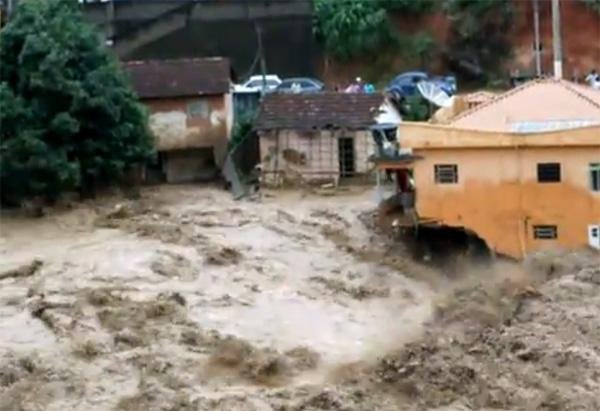 V&iacute;deos mostram inunda&ccedil;&atilde;o de cidade no Rio
