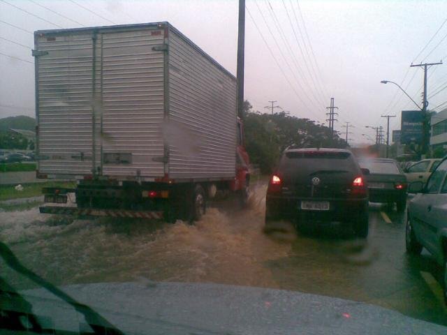 O tr&acirc;nsito ficou lento no trecho da avenida Ipiranga em frente ao Shopping Bourbon