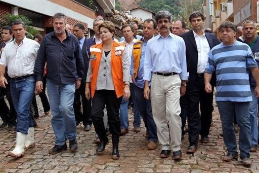 Dilma sobrevoa cidades atingidas pelas chuvas e promete a&ccedil;&otilde;es firmes