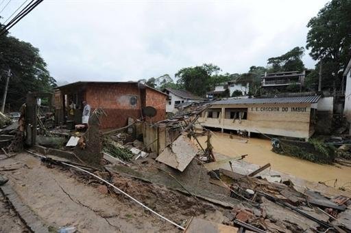 Teres&oacute;polis abre 300 covas para v&iacute;timas da chuva