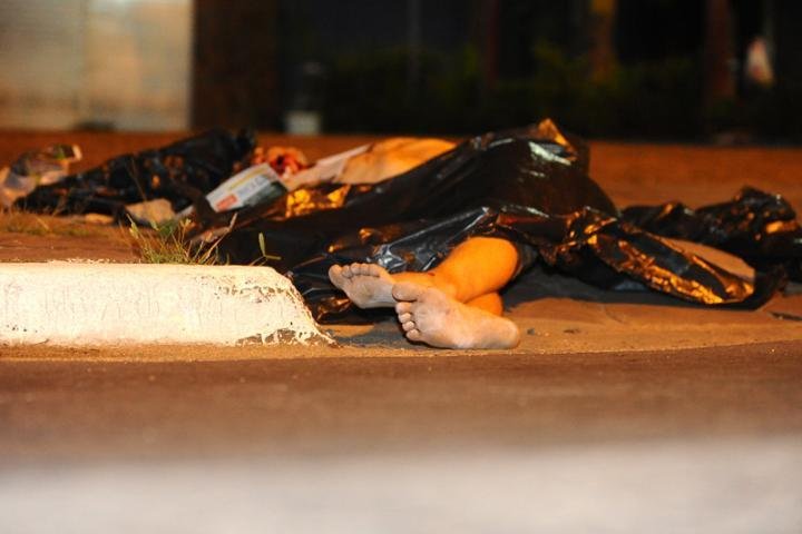 Na avenida Sert&oacute;rio um jovem foi encontrado morto com marcas de tiros