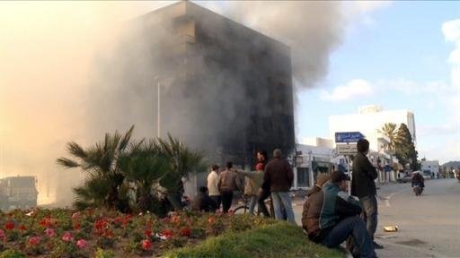 Na cidade de Hammameto, na quinta-feira, uma delegacia foi destru&iacute;da, assim como a sede do partido do presidente
