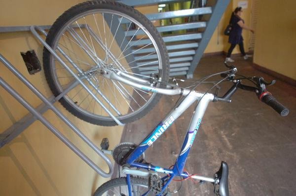 Biciclet&aacute;rio &eacute; instalado no Mercado P&uacute;blico de Porto Alegre