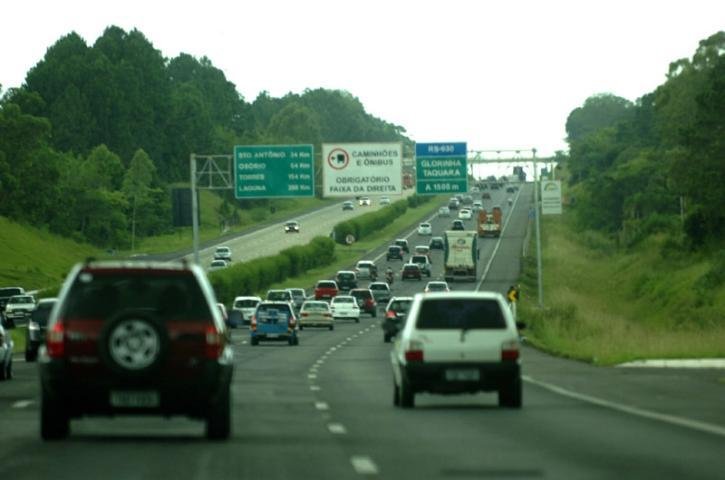 Movimento na freeway cresce desde o fim da tarde