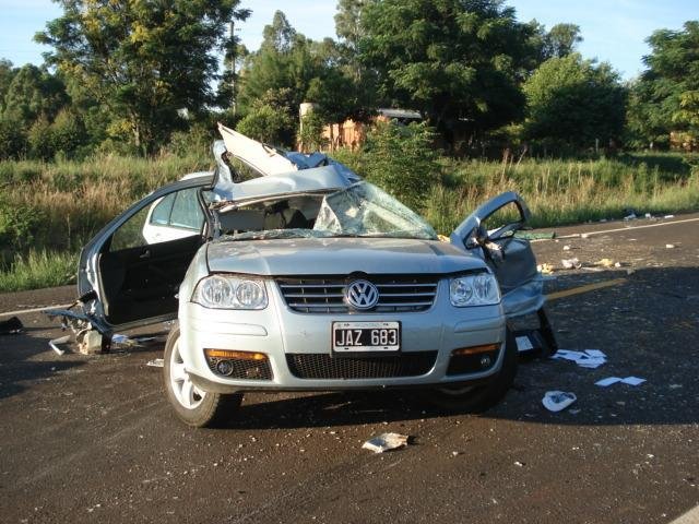 Colis&atilde;o frontal entre caminh&atilde;o e carro mata quatro em S&atilde;o Borja