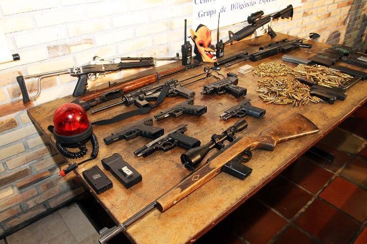 Assaltantes entraram em confronto com a pol&iacute;cia e deixaram para tr&aacute;s diversas armas pesadas 