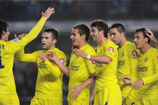 Com Cicinho, Villarreal vence e faz gol do meio-de-campo