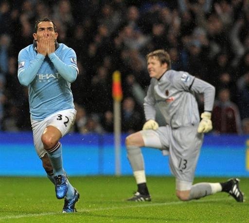 Manchester City vence com show de Tevez e vira l&iacute;der provisoriamente