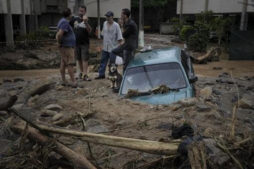 Ve&iacute;culo entrou ch&atilde;o a dentro ap&oacute;s a forte enxurrada na regi&atilde;o serrana do Rio