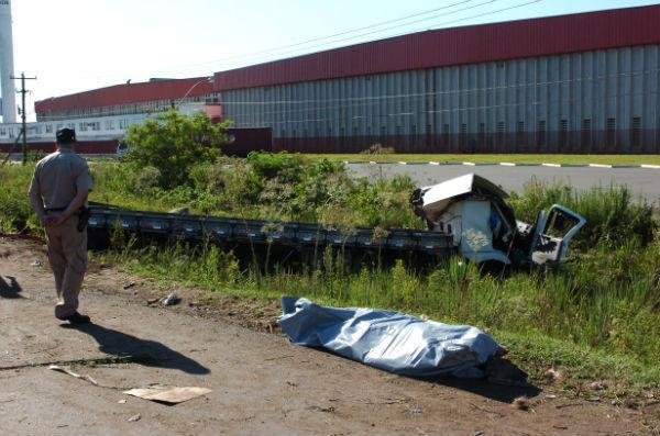 Motorista morre ap&oacute;s tombar caminh&atilde;o na BR 386
