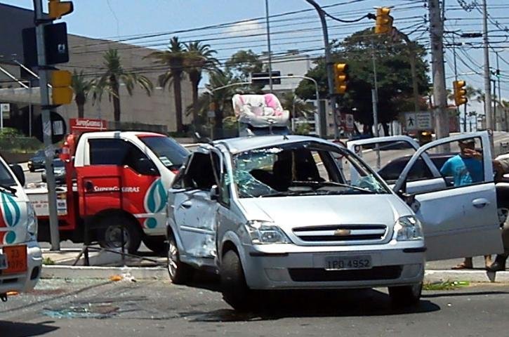 Tr&ecirc;s pessoas estavam no Meriva no momento do acidente 