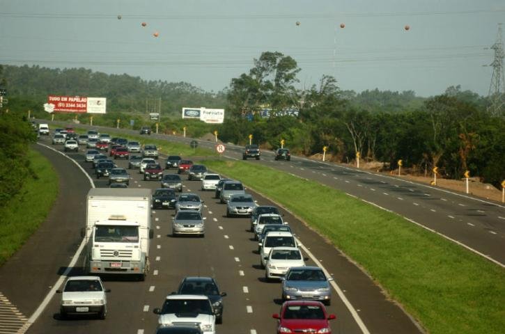 Freeway e ERS 040 t&ecirc;m movimento intenso ap&oacute;s dia ensolarado no Litoral