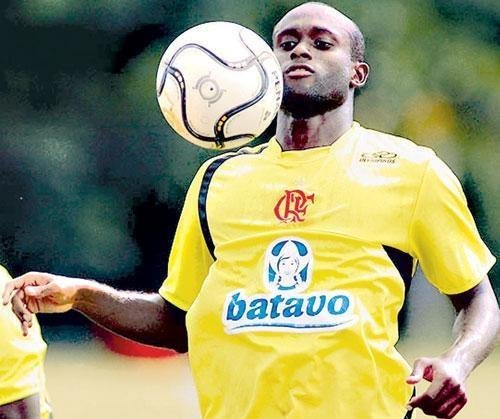 Vin&iacute;cius Pacheco chega para ser o reserva imediato de Douglas e L&uacute;cio