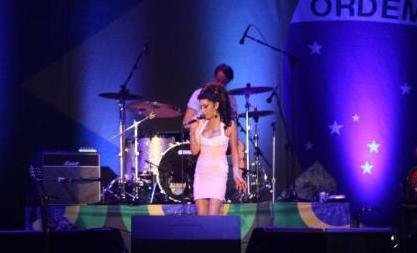 Em cinco shows, Amy re&uacute;ne cerca de 85 mil pessoas