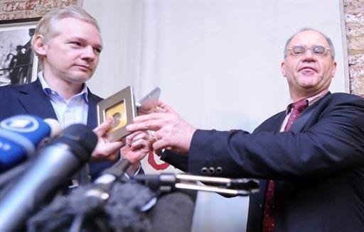 Assange recebe CD com dados de 2 mil contas banc&aacute;rias