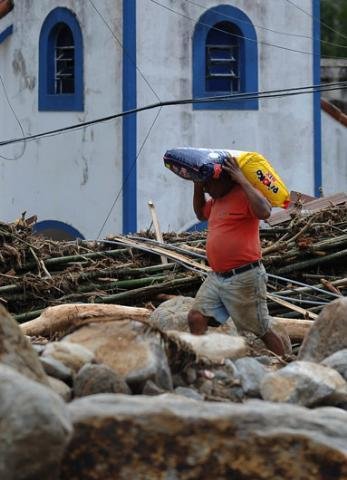 Doa&ccedil;&otilde;es de ra&ccedil;&otilde;es tamb&eacute;m chegam, mas ainda falta comida para os animais