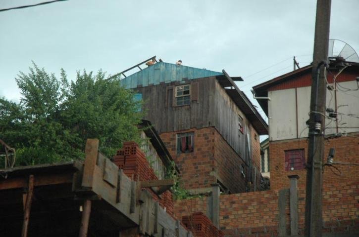 Casas foram destelhadas em Gramado