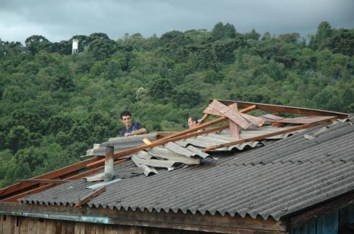 Casas foram destelhadas em Gramado