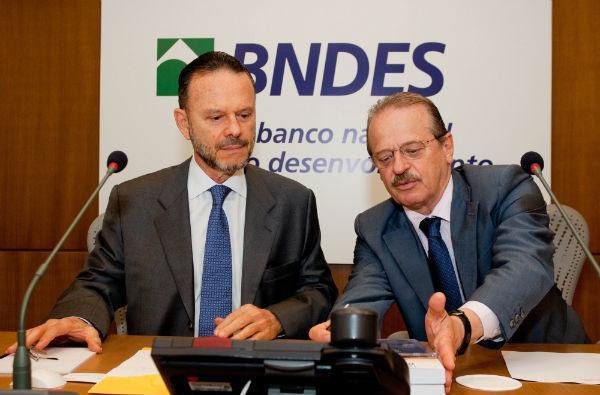 Tarso Genro deixa reuni&atilde;o com BNDES otimista sobre empr&eacute;stimo