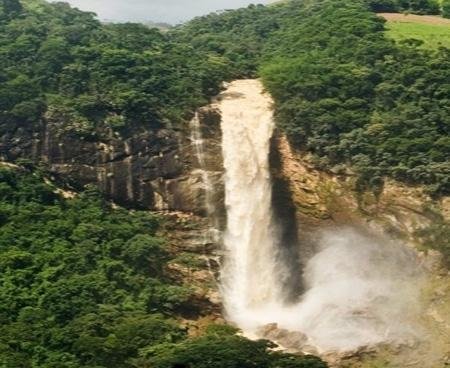 Deslizamento de terra cria cachoeira no RJ