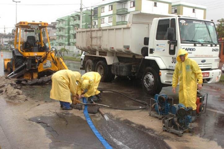 Equipes da Corsan est&atilde;o no local realizando o conserto, que deve ser conclu&iacute;do por volta das 18h