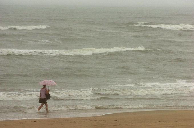 Em Cap&atilde;o da Canoa, temporal afastou banhistas da praia
