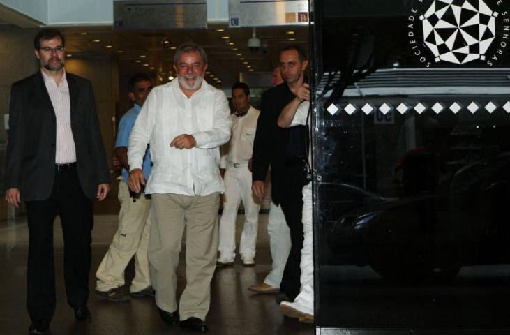 Ex-presidente Lula visita Alencar em hospital em SP