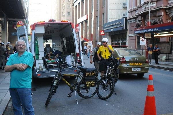 Moto colide contra porta de carro e deixa dois feridos