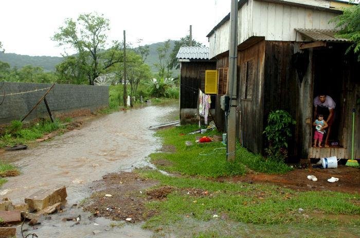 &Aacute;gua da chuva acumulou em v&aacute;rios trechos do munic&iacute;pio