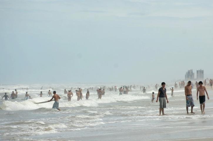 Ap&oacute;s chuvas, tarde de sol movimenta o litoral