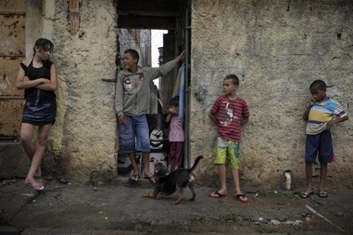Quase 3 mil crian&ccedil;as est&atilde;o sem casa em Teres&oacute;polis, no RJ