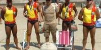 Salva-vidas encantam veranistas de Balneário Pinhal com esculturas de areia